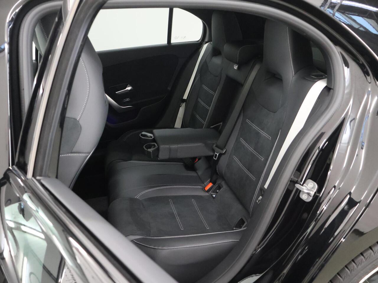 Mercedes-Benz A-KLASSE 250 e Business Solution AMG | Panoramaschuifdak | AMG Plus Line | Head up | Nightpakket | 19 inch AMG-velgen |