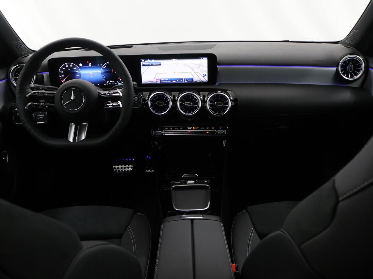 Mercedes-Benz A-KLASSE 250 e Business Solution AMG | Panoramaschuifdak | AMG Plus Line | Head up | Nightpakket | 19 inch AMG-velgen |