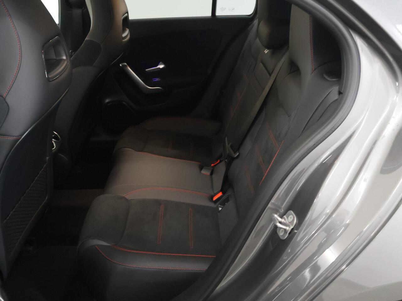 Mercedes-Benz A-KLASSE 250e Business Solution AMG | Panoramaschuifdak | Premium Plus | Head-up display | Dodehoekassistent |