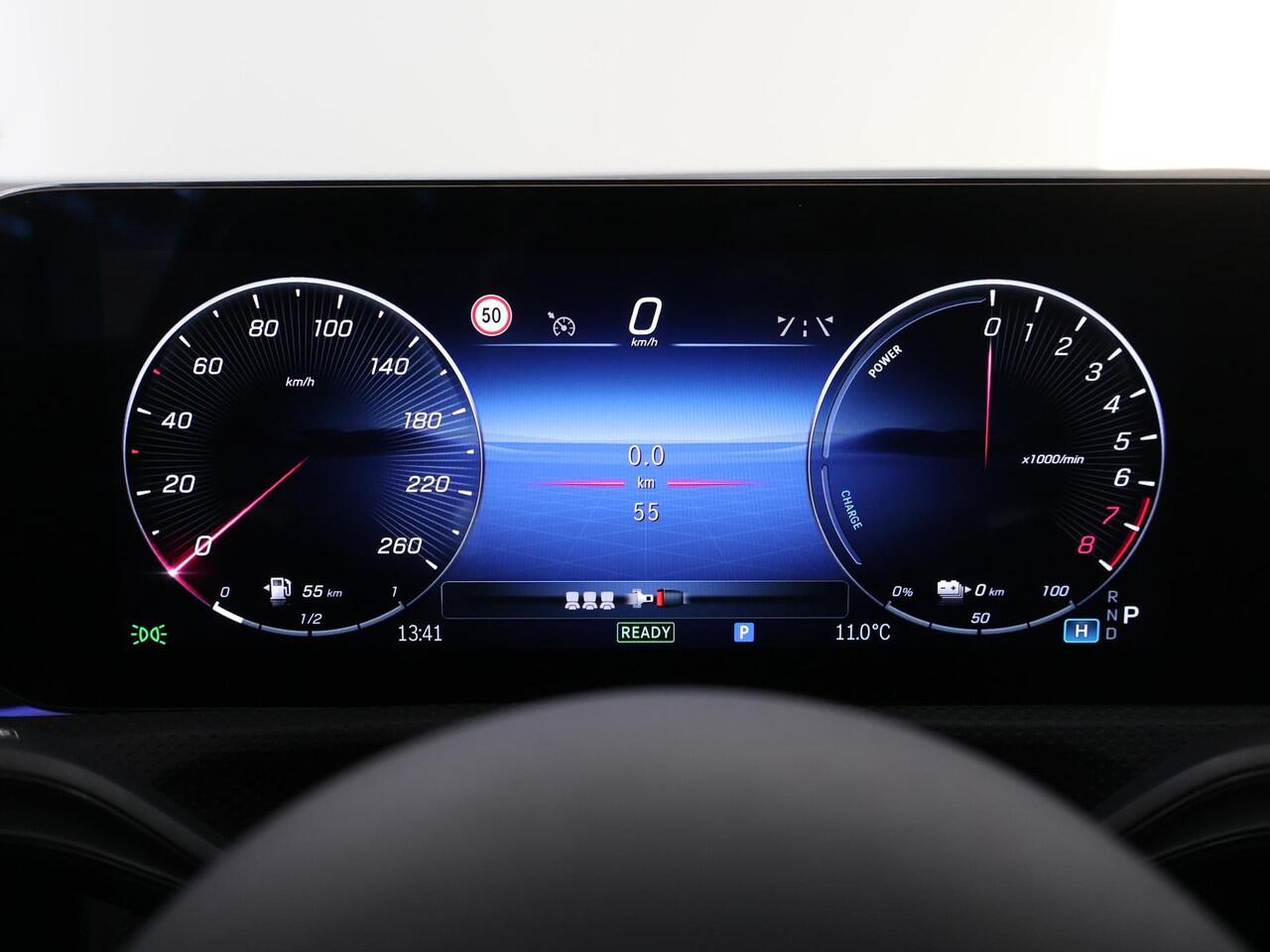 Mercedes-Benz A-KLASSE 250e Business Solution AMG | Panoramaschuifdak | Premium Plus | Head-up display | Dodehoekassistent |