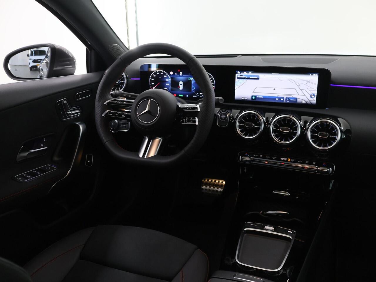 Mercedes-Benz A-KLASSE 250e Business Solution AMG | Panoramaschuifdak | Premium Plus | Head-up display | Dodehoekassistent |