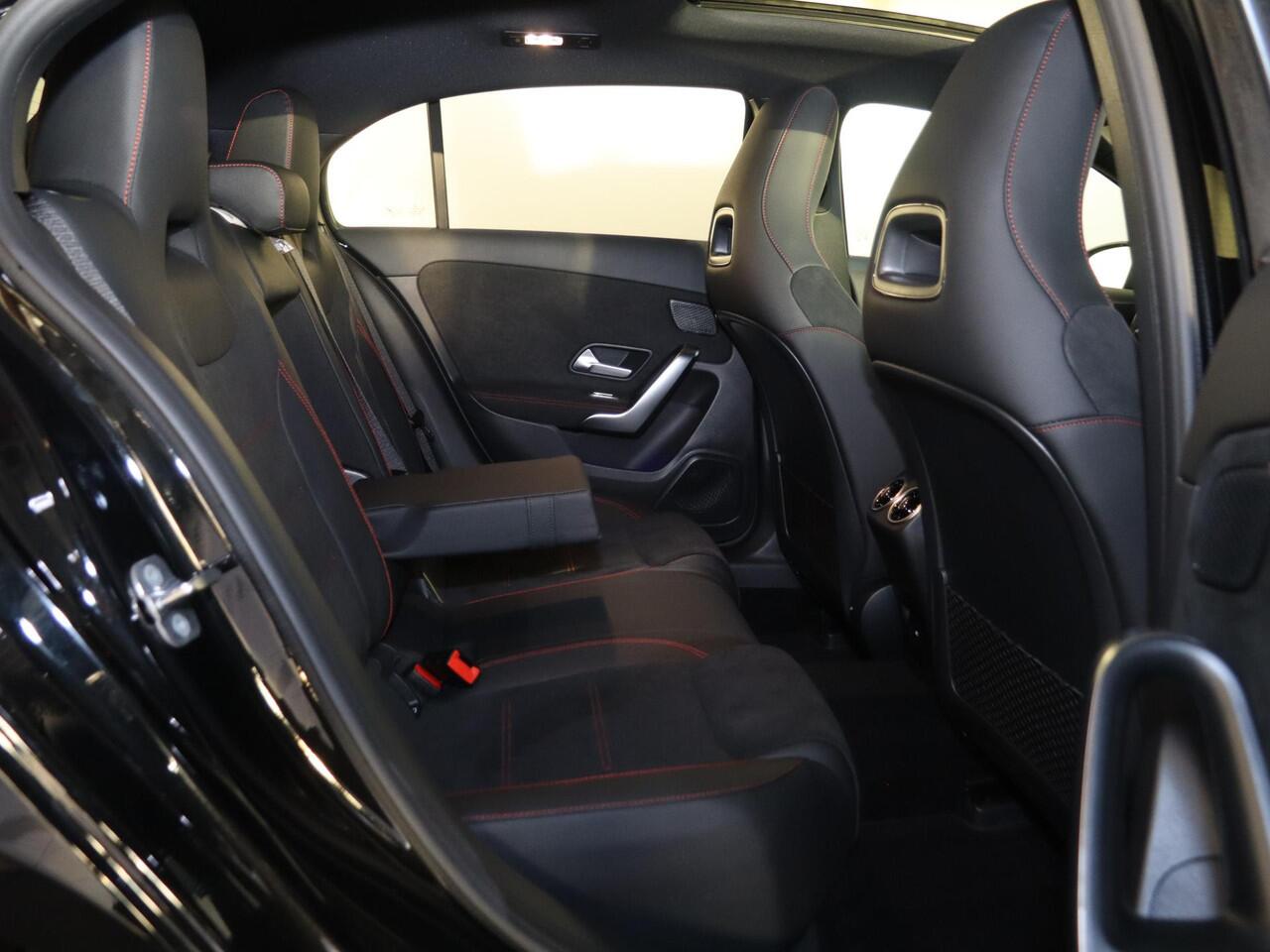 Mercedes-Benz A-KLASSE 180 Business Solution AMG | Panoramaschuifdak | Premium plus | Head-Up | Stoelverwarming | Achteruitrijcamera | MULTIBEAM LED |