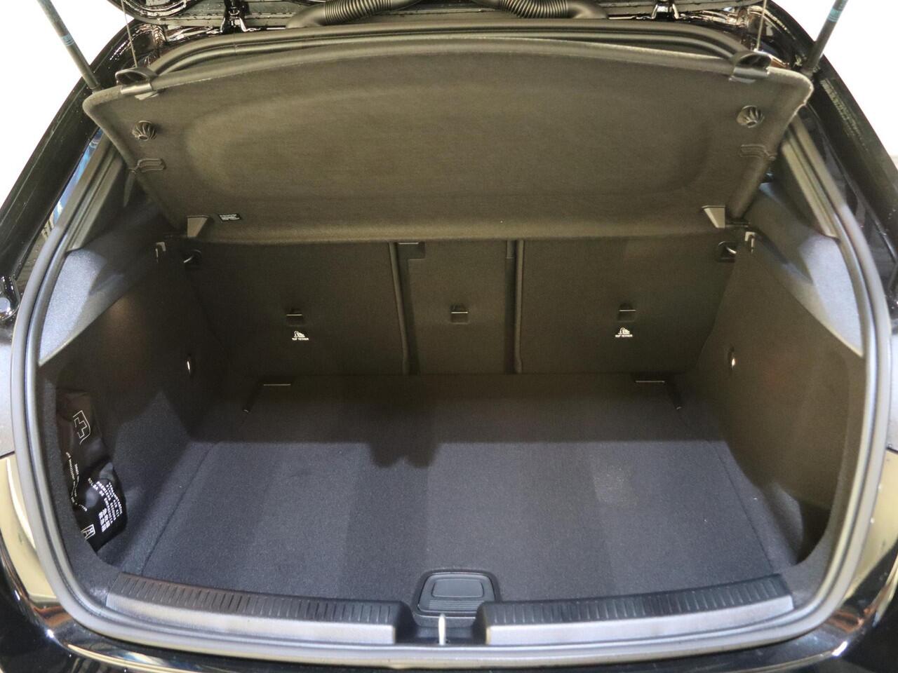 Mercedes-Benz A-KLASSE 180 Business Solution AMG | Panoramaschuifdak | Premium plus | Head-Up | Stoelverwarming | Achteruitrijcamera | MULTIBEAM LED |