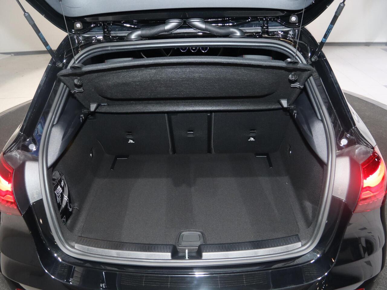 Mercedes-Benz A-KLASSE 180 Business Solution AMG | Panoramaschuifdak | Premium Plus | 19"AMG-velgen | Head-up display | Dodehoekassistent |