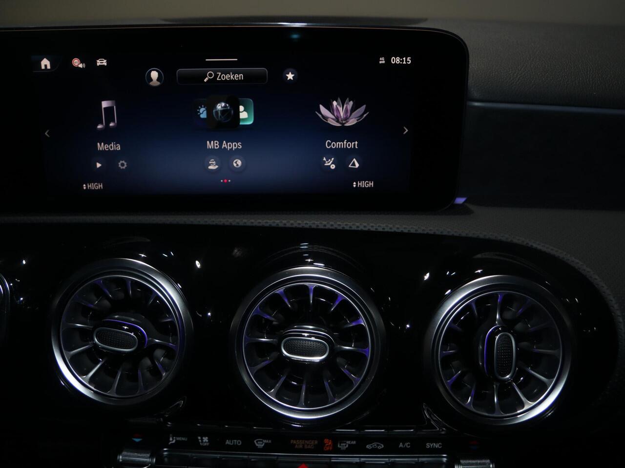 Mercedes-Benz A-KLASSE 180 Business Solution AMG | Panoramaschuifdak | Premium Plus | 19"AMG-velgen | Head-up display | Dodehoekassistent |