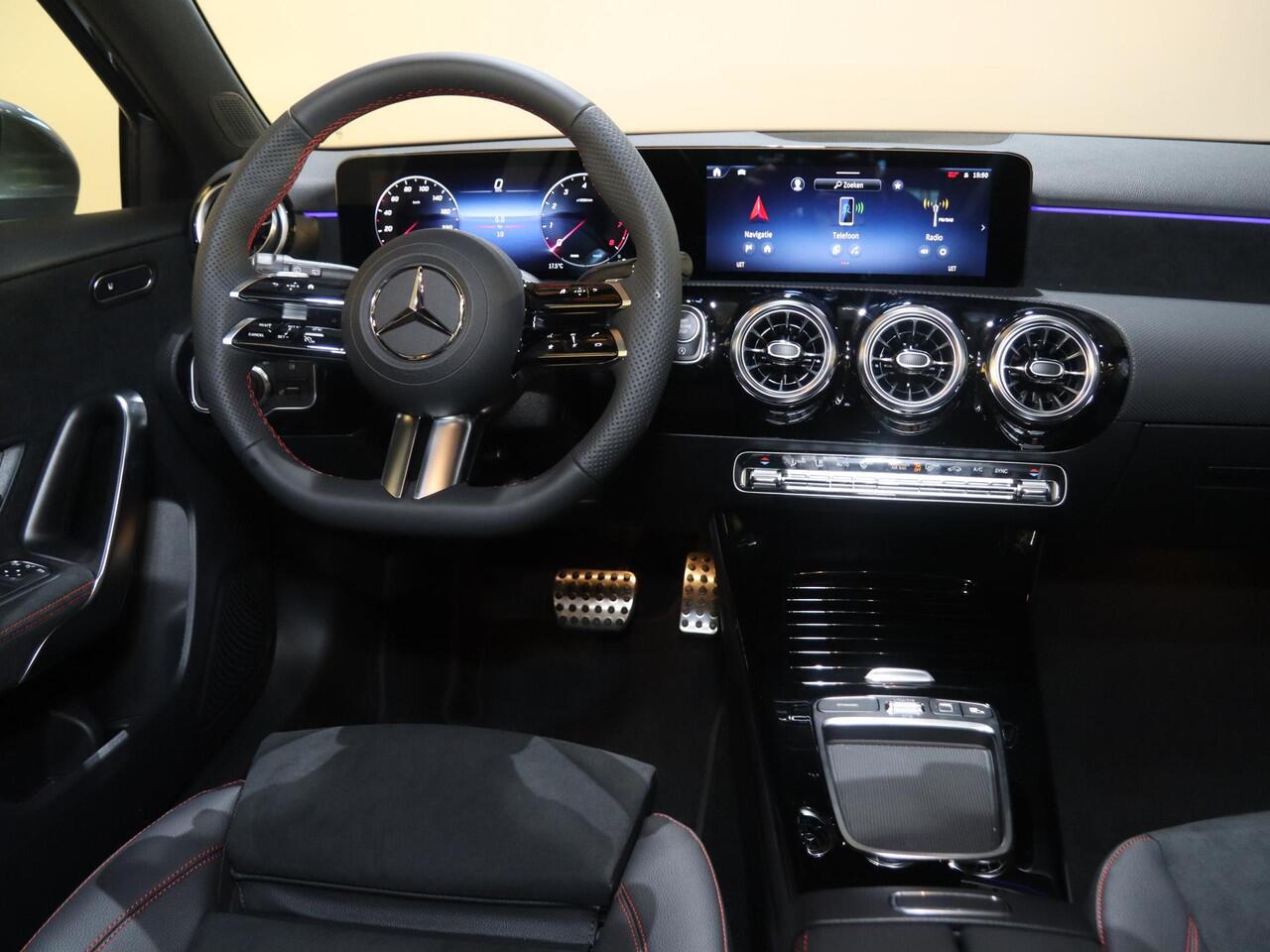 Mercedes-Benz A-KLASSE 180 Business Solution AMG | Panoramaschuifdak | Stoelverwarming | Achteruitrijcamera | MULTIBEAM LED |