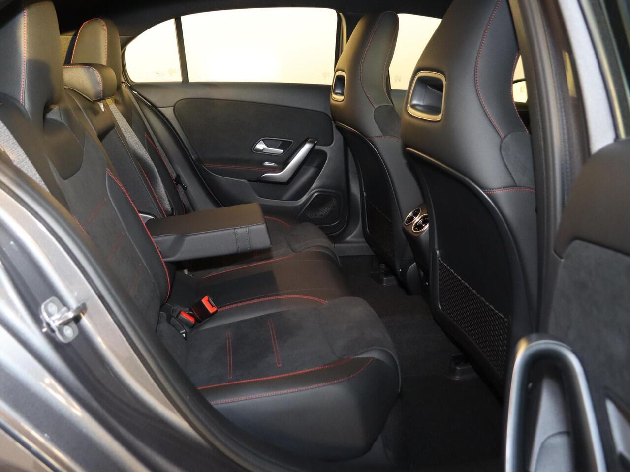 Mercedes-Benz A-KLASSE 180 Business Solution AMG | Panoramaschuifdak | Stoelverwarming | Achteruitrijcamera | MULTIBEAM LED |