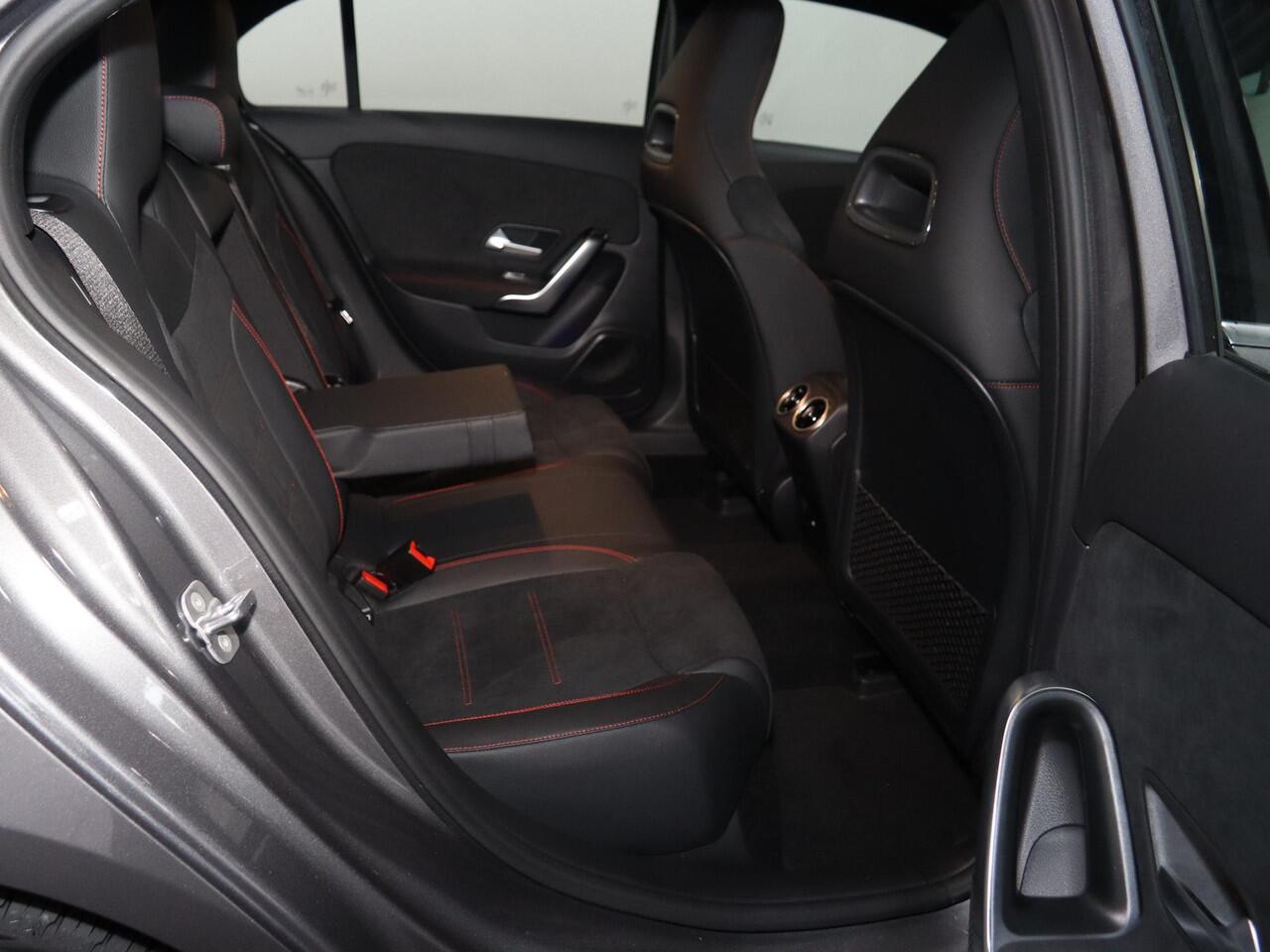 Mercedes-Benz A-KLASSE 180 Business Solution AMG | Panoramaschuifdak | Stoelverwarming | Achteruitrijcamera | MULTIBEAM LED |