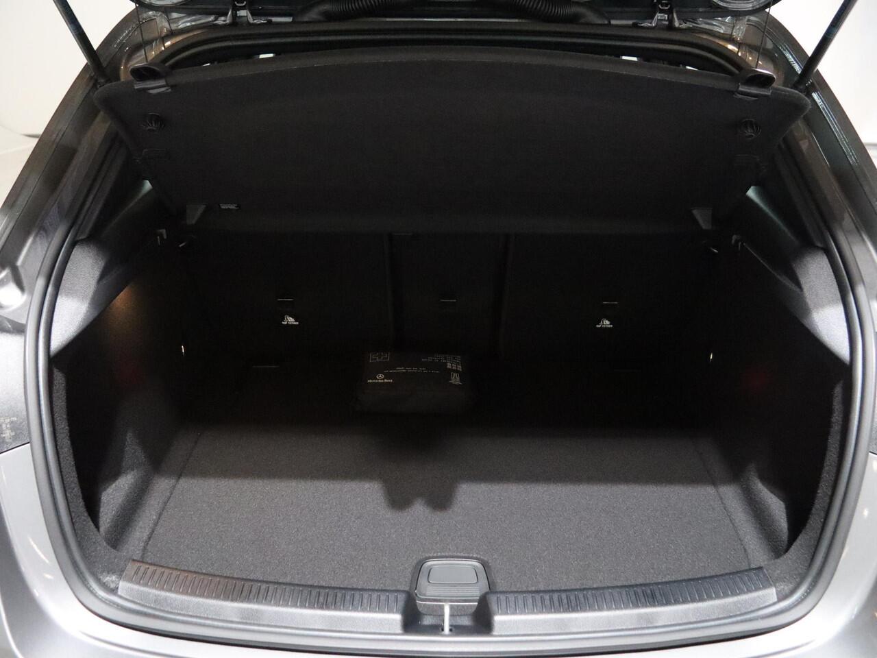 Mercedes-Benz A-KLASSE 180 Business Solution AMG | Panoramaschuifdak | Stoelverwarming | Achteruitrijcamera | MULTIBEAM LED |