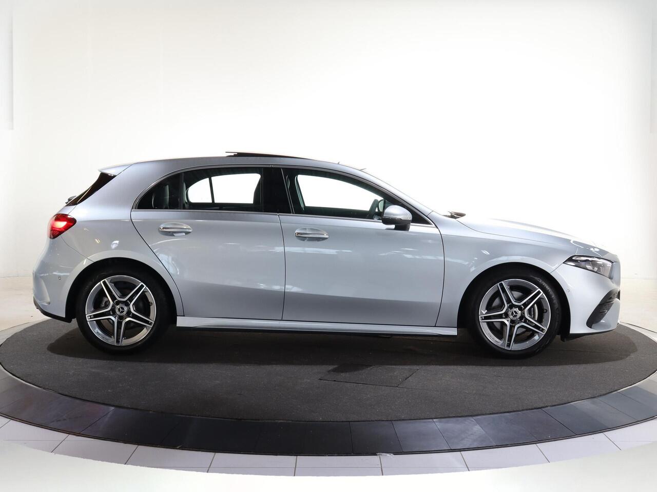 Mercedes-Benz A-KLASSE 180 Business Solution AMG | Panoramaschuifdak | Achteruitrijcamera | Nightpakket | MULTIBEAM LED | Stoelverwarming |