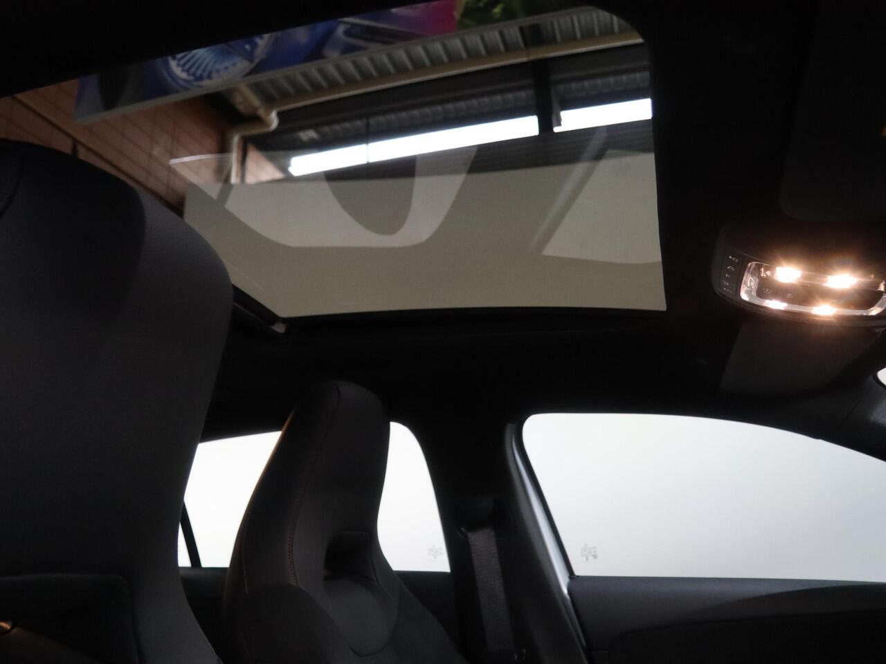 Mercedes-Benz A-KLASSE 180 Business Solution AMG | Panoramaschuifdak | Achteruitrijcamera | Nightpakket | MULTIBEAM LED | Stoelverwarming |