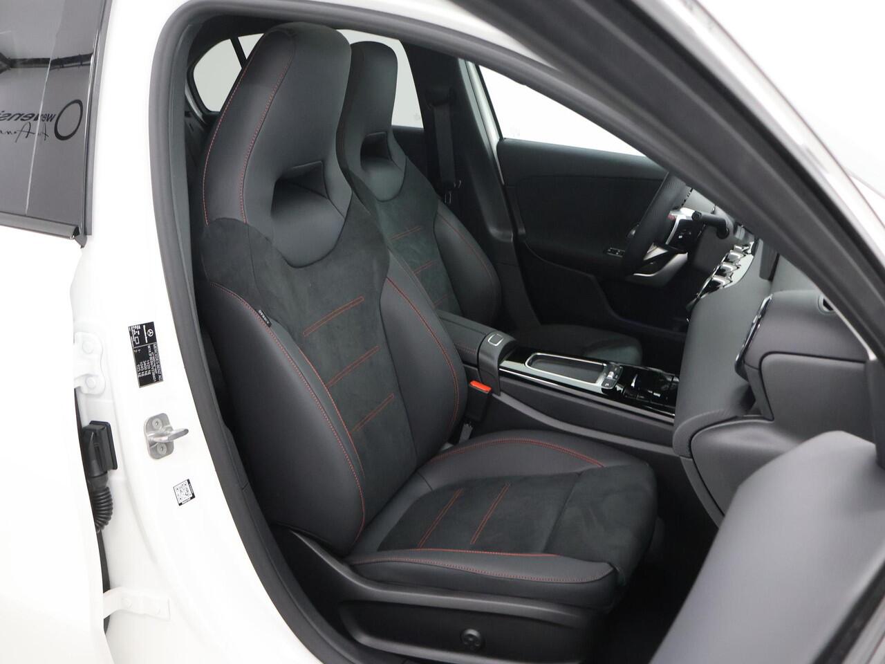 Mercedes-Benz A-KLASSE 180 Business Solution AMG | Panoramaschuifdak | Premium Plus pakket | Stoelverwarming | Achteruitrijcamera | MULTIBEAM LED |