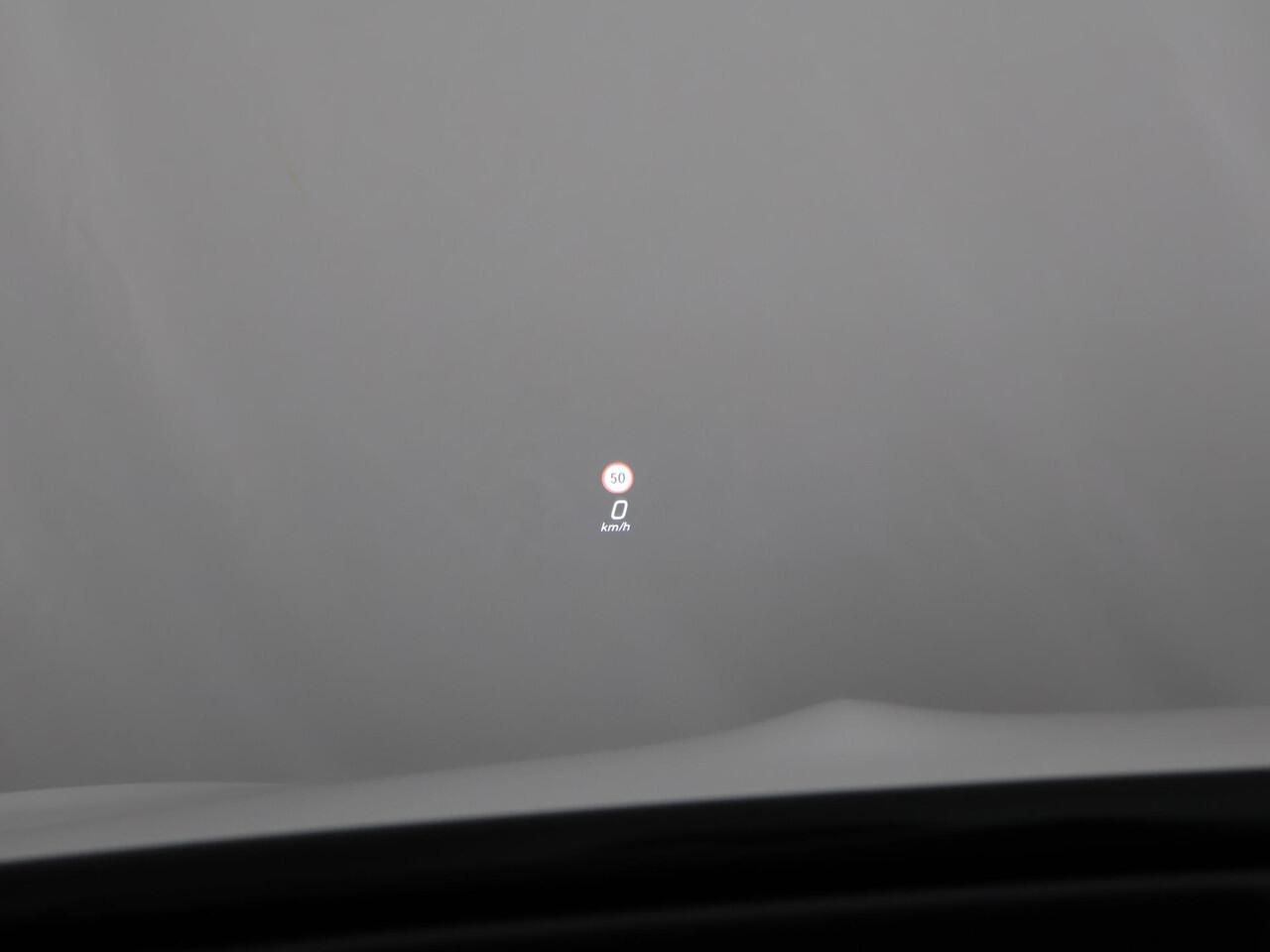 Mercedes-Benz A-KLASSE 180 Business Solution AMG | Panoramaschuifdak | Premium Plus pakket | Stoelverwarming | Achteruitrijcamera | MULTIBEAM LED |