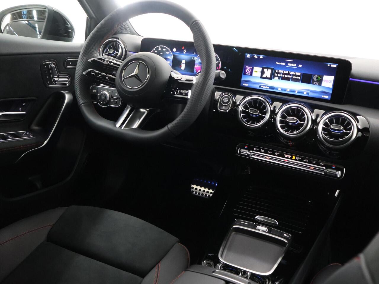 Mercedes-Benz A-KLASSE 180 Business Solution AMG | Panoramaschuifdak | Premium Plus pakket | Stoelverwarming | Achteruitrijcamera | MULTIBEAM LED |