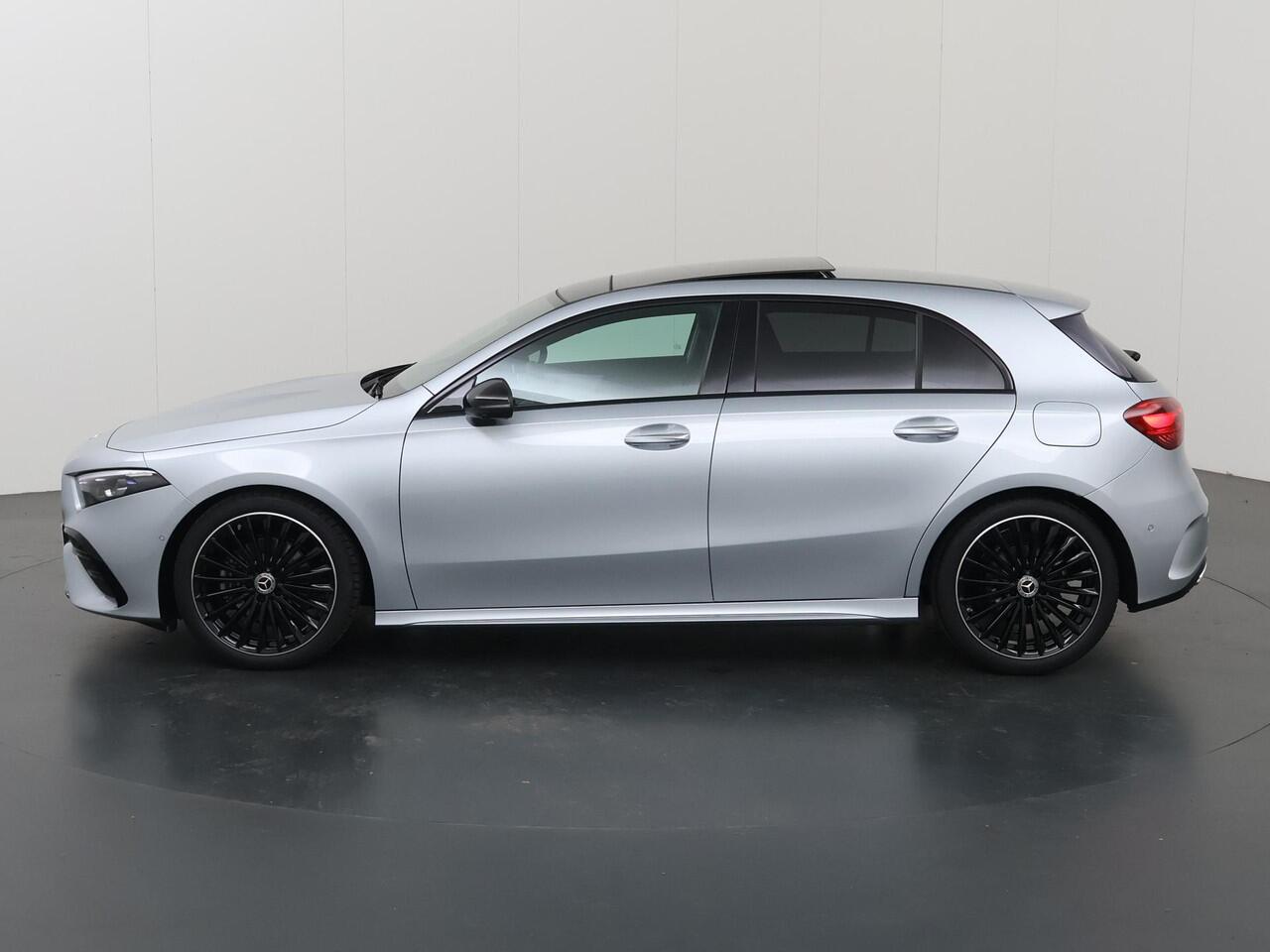 Mercedes-Benz A-KLASSE 180 Business Solution AMG | Panoramaschuifdak | Premium plus | Head-Up | Stoelverwarming | Achteruitrijcamera | MULTIBEAM LED |