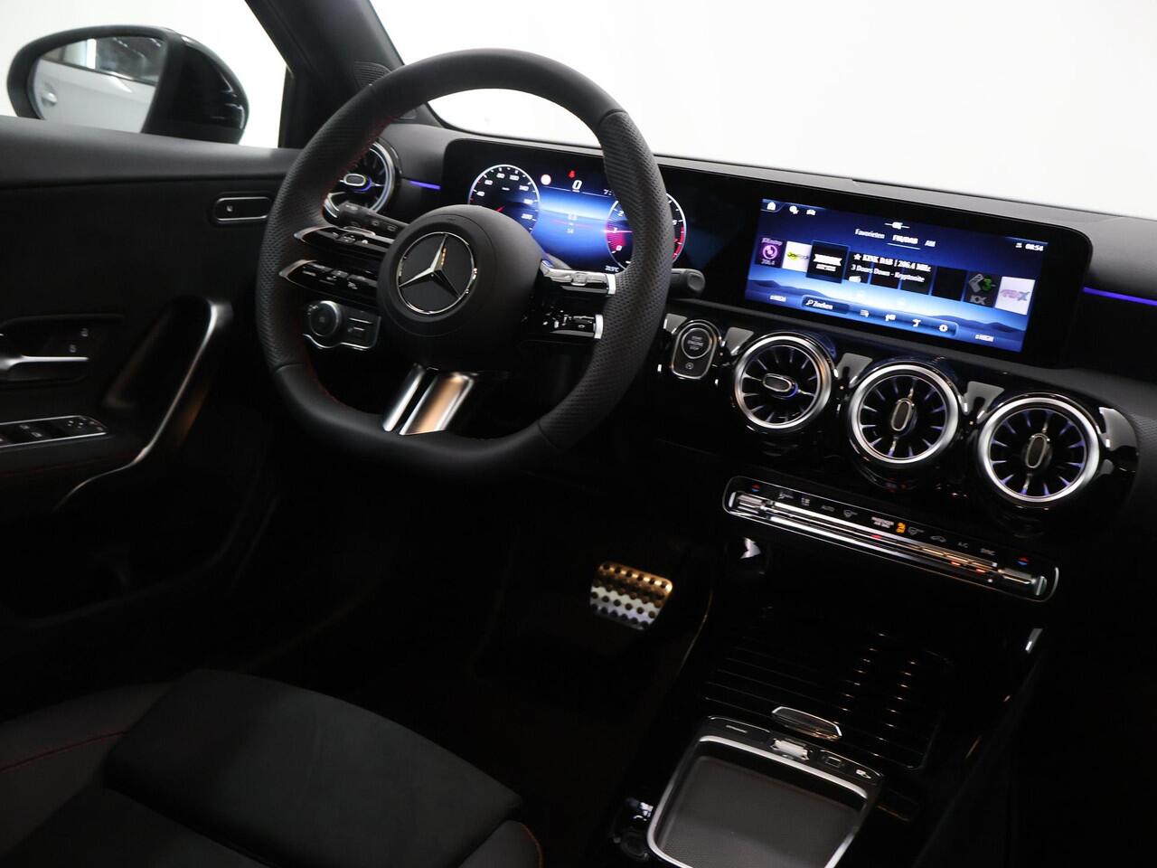 Mercedes-Benz A-KLASSE 180 Business Solution AMG | Panoramaschuifdak | Premium plus | Head-Up | Stoelverwarming | Achteruitrijcamera | MULTIBEAM LED |