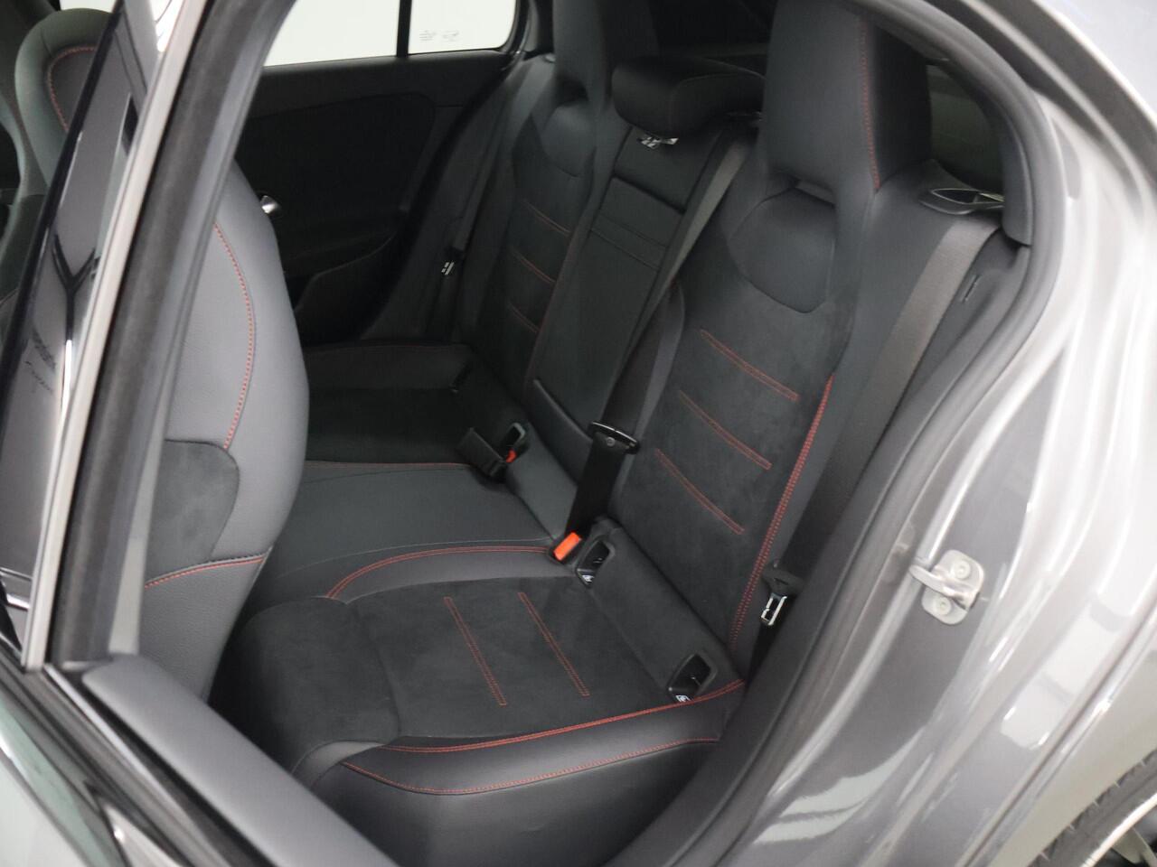 Mercedes-Benz A-KLASSE 180 Business Solution AMG | Panoramaschuifdak | Premium plus | Head-Up | Stoelverwarming | Achteruitrijcamera | MULTIBEAM LED |