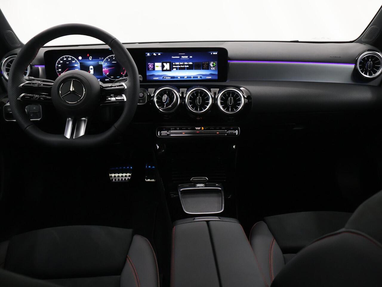 Mercedes-Benz A-KLASSE 180 Business Solution AMG | Panoramaschuifdak | Premium plus | Head-Up | Stoelverwarming | Achteruitrijcamera | MULTIBEAM LED |