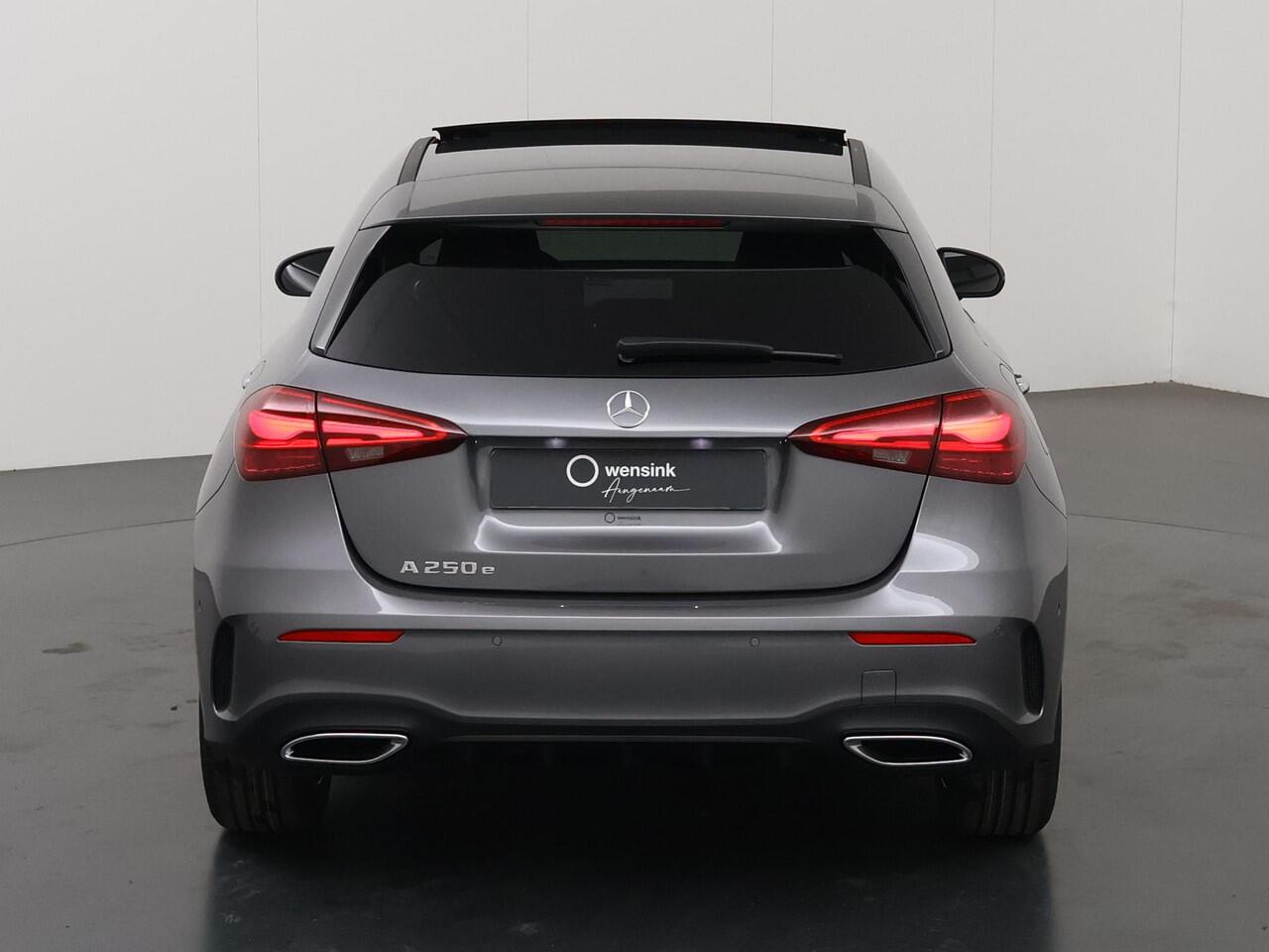 Mercedes-Benz A-KLASSE 250e Business Solution AMG | Panoramaschuifdak | Stoelverwarming | Achteruitrijcamera | MULTIBEAM LED |