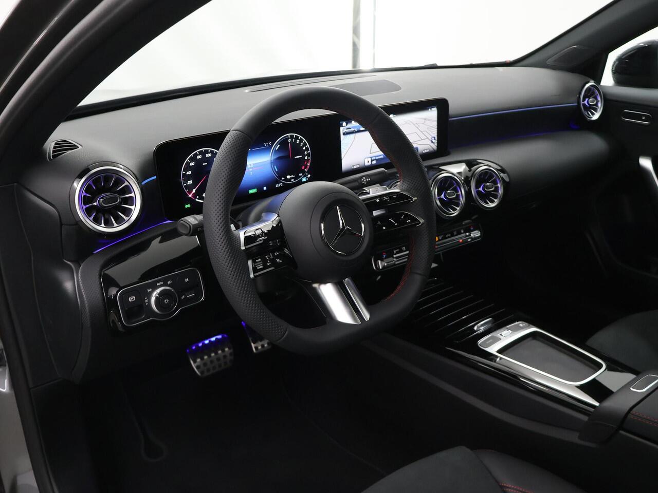 Mercedes-Benz A-KLASSE 250e Business Solution AMG | Panoramaschuifdak | Stoelverwarming | Achteruitrijcamera | MULTIBEAM LED |