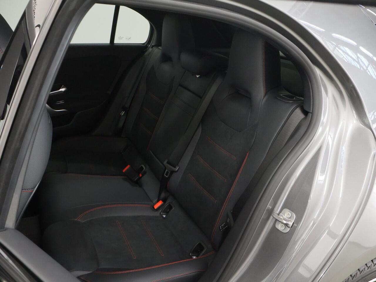 Mercedes-Benz A-KLASSE 250e Business Solution AMG | Panoramaschuifdak | Stoelverwarming | Achteruitrijcamera | MULTIBEAM LED | Nightpakket |