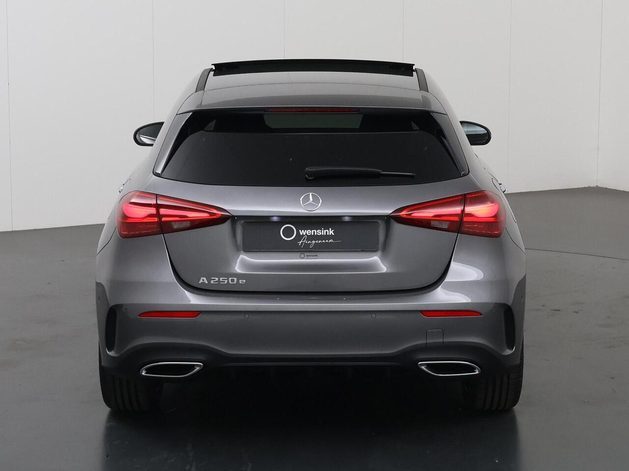 Mercedes-Benz A-KLASSE 250e Business Solution AMG | Panoramaschuifdak | Stoelverwarming | Achteruitrijcamera | MULTIBEAM LED | Nightpakket |