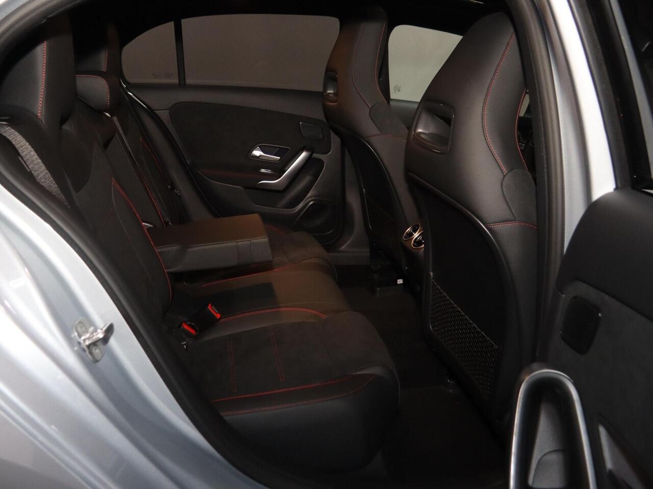 Mercedes-Benz A-KLASSE 180 Business Solution AMG | Panoramaschuifdak | Premium plus | Head-Up | Stoelverwarming | Achteruitrijcamera | MULTIBEAM LED |