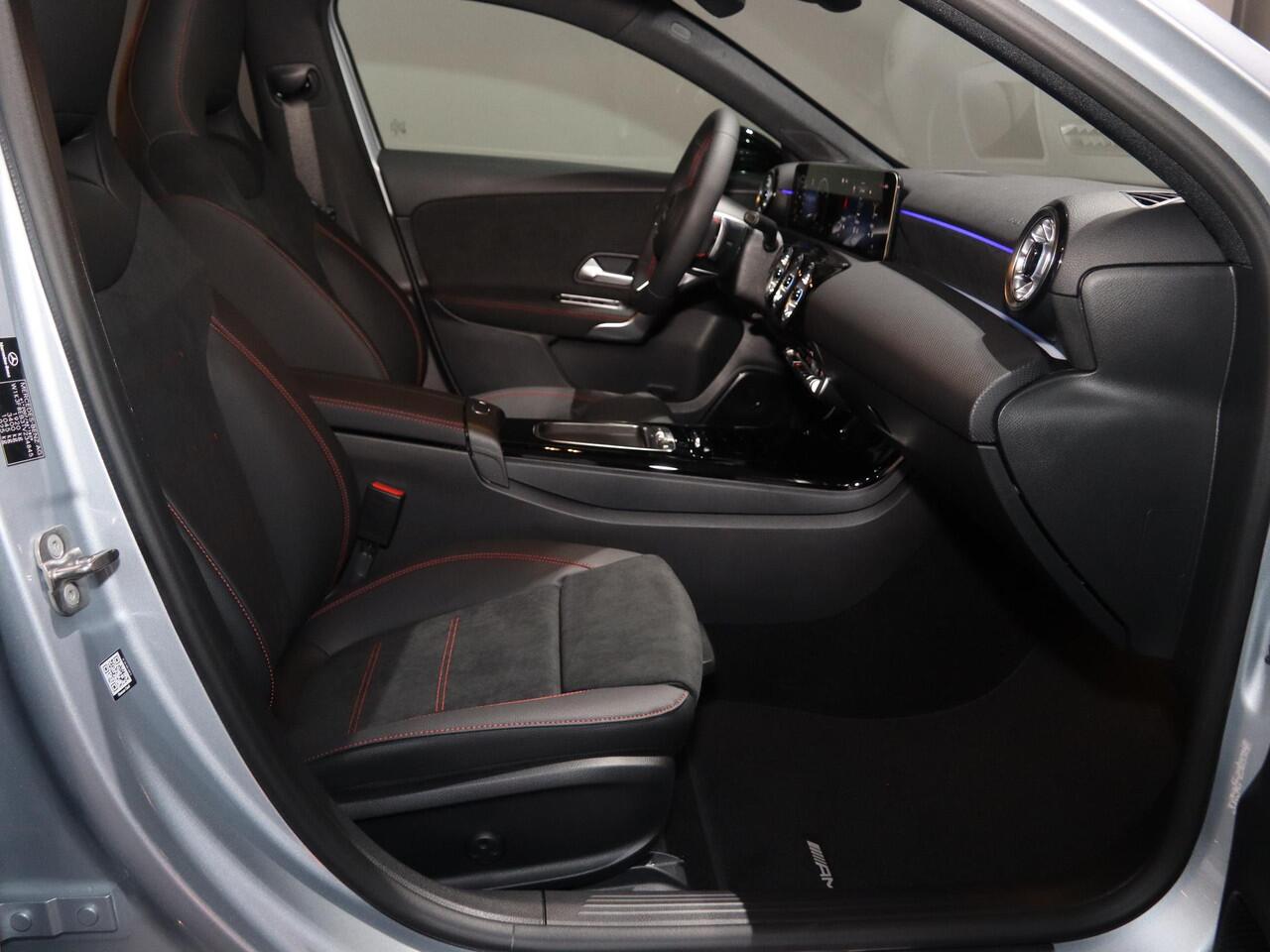 Mercedes-Benz A-KLASSE 180 Business Solution AMG | Panoramaschuifdak | Premium plus | Head-Up | Stoelverwarming | Achteruitrijcamera | MULTIBEAM LED |