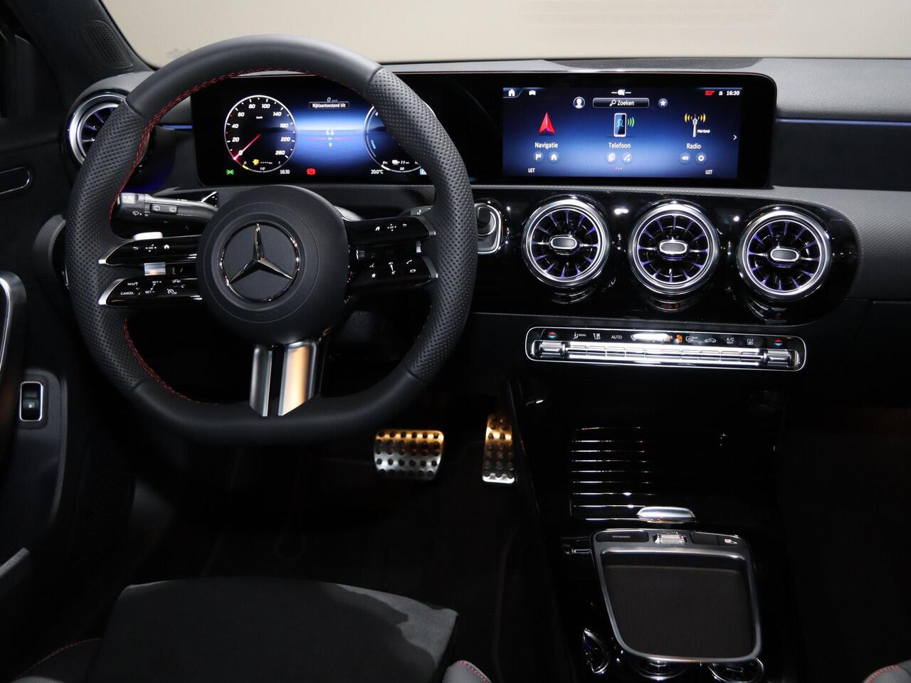 Mercedes-Benz A-KLASSE 250e Business Solution AMG | Panoramadak | Stoelverwarming | Achteruitrijcamera | Multibeam LED | Keyless Entry/Go | Nightpakket |