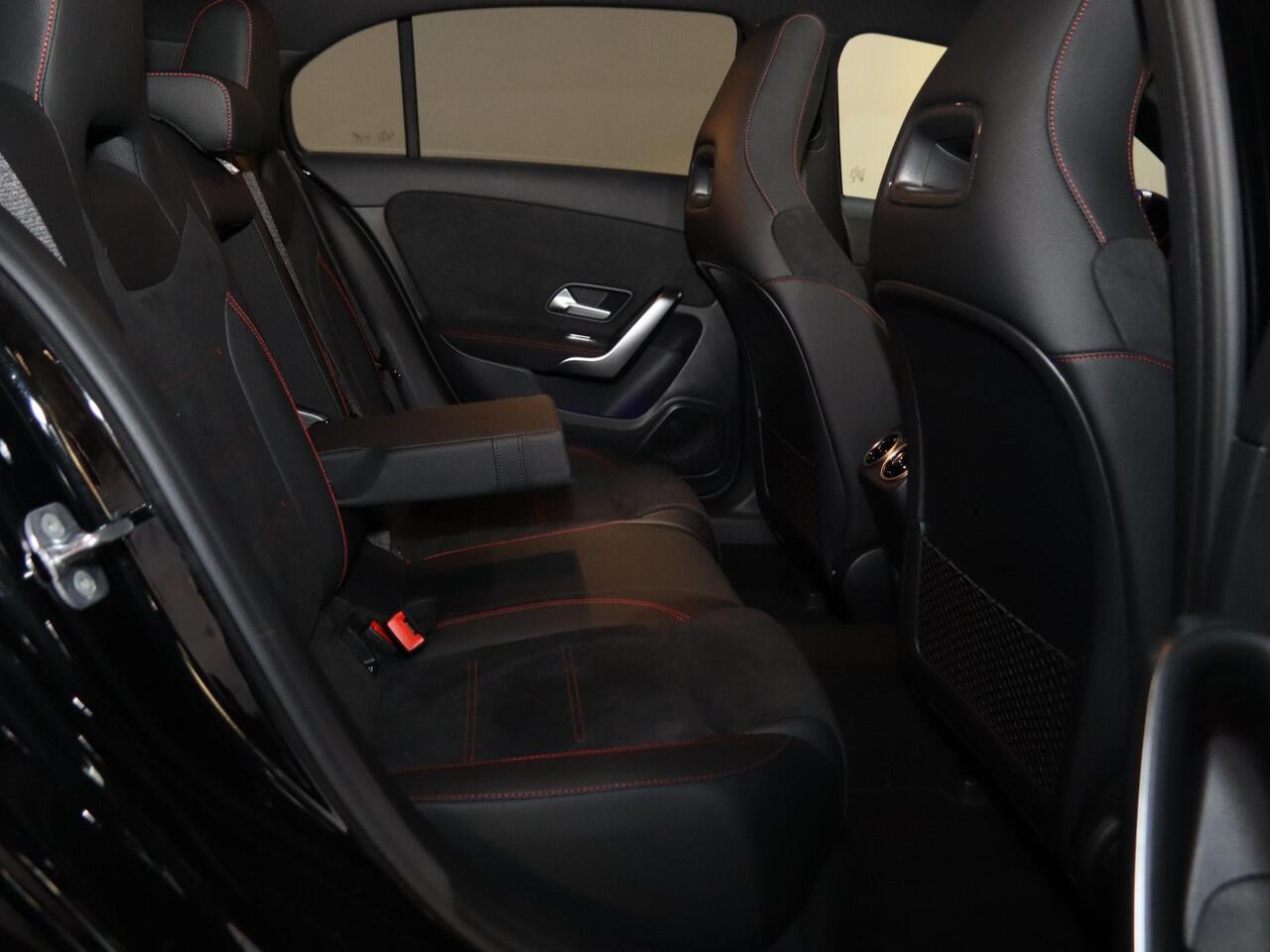 Mercedes-Benz A-KLASSE 250e Business Solution AMG | Panoramadak | Stoelverwarming | Achteruitrijcamera | Multibeam LED | Keyless Entry/Go | Nightpakket |