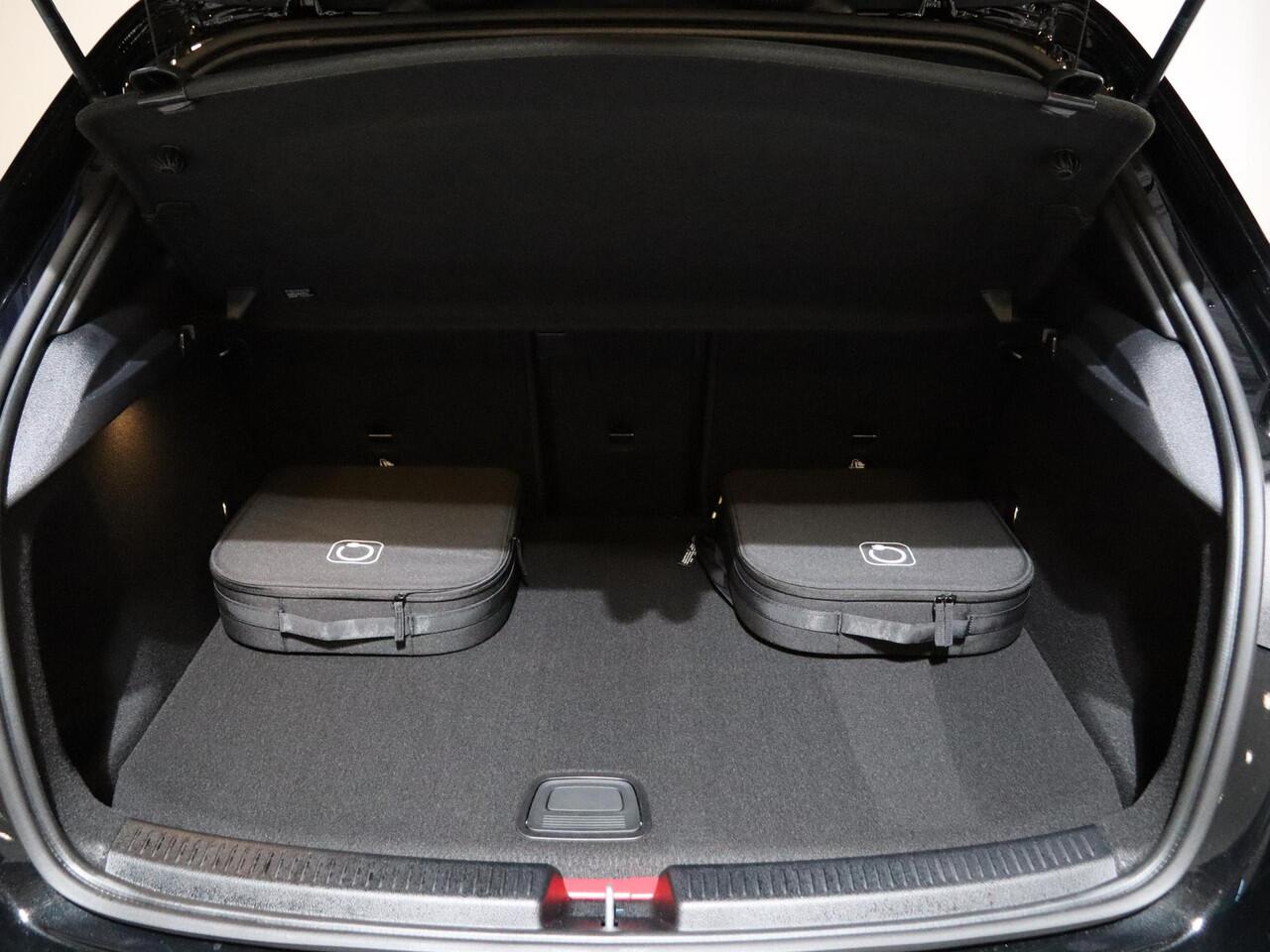 Mercedes-Benz A-KLASSE 250e Business Solution AMG | Panoramadak | Stoelverwarming | Achteruitrijcamera | Multibeam LED | Keyless Entry/Go | Nightpakket |