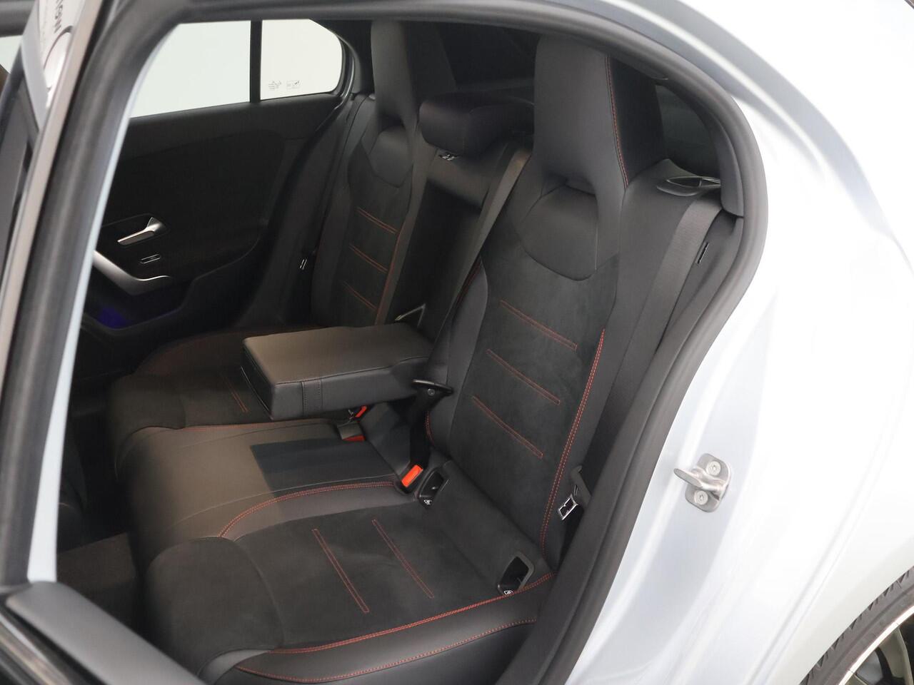 Mercedes-Benz A-KLASSE 180 Business Solution AMG | Panoramaschuifdak | Stoelverwarming | Achteruitrijcamera | MULTIBEAM LED |