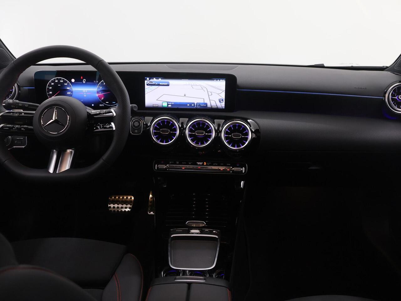 Mercedes-Benz A-KLASSE 180 Business Solution AMG | Panoramaschuifdak | Stoelverwarming | Achteruitrijcamera | MULTIBEAM LED |