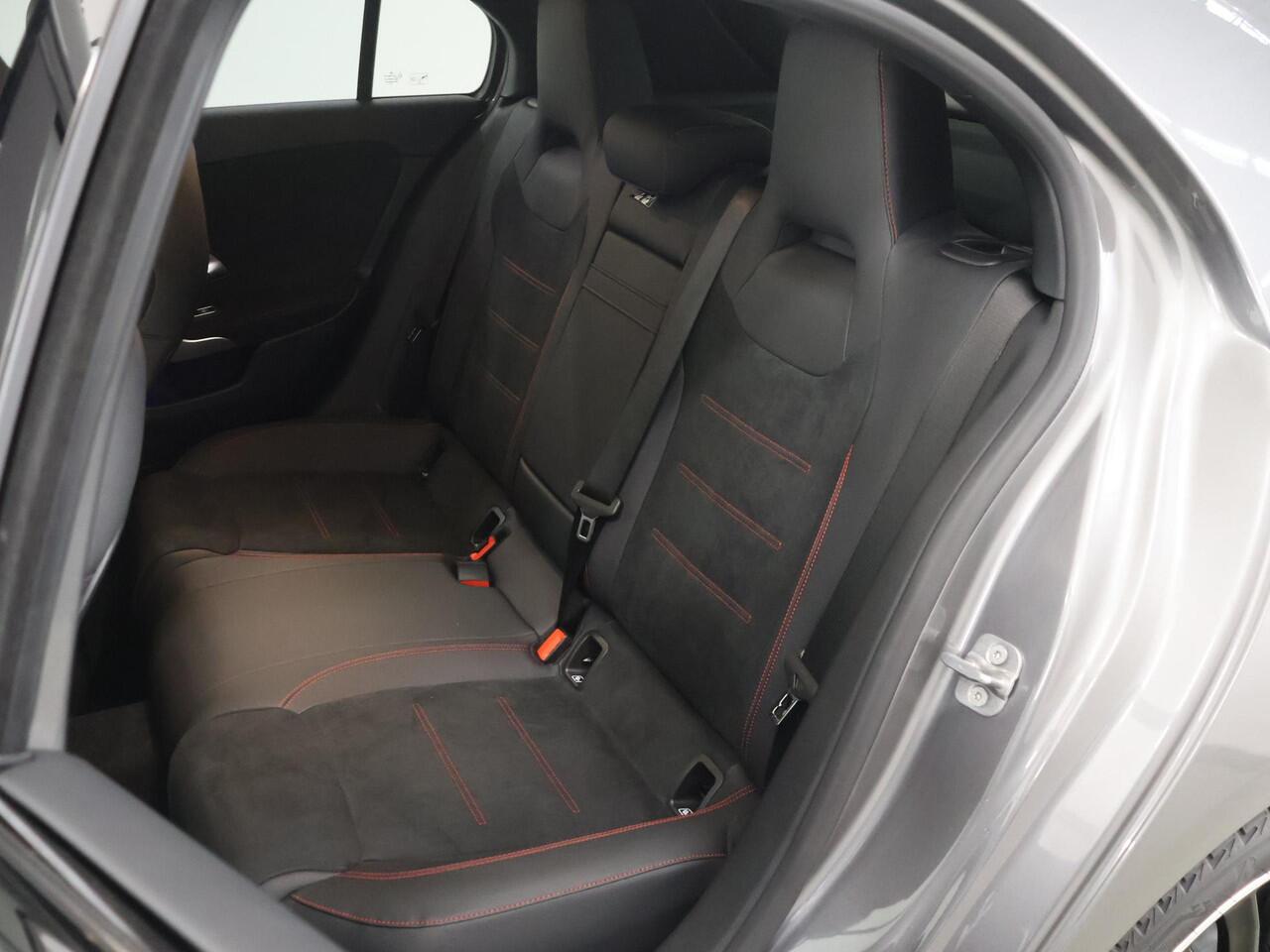 Mercedes-Benz A-KLASSE 250e Business Solution AMG | Panoramaschuifdak | Premium Plus | Head-up display | Dodehoekassistent |