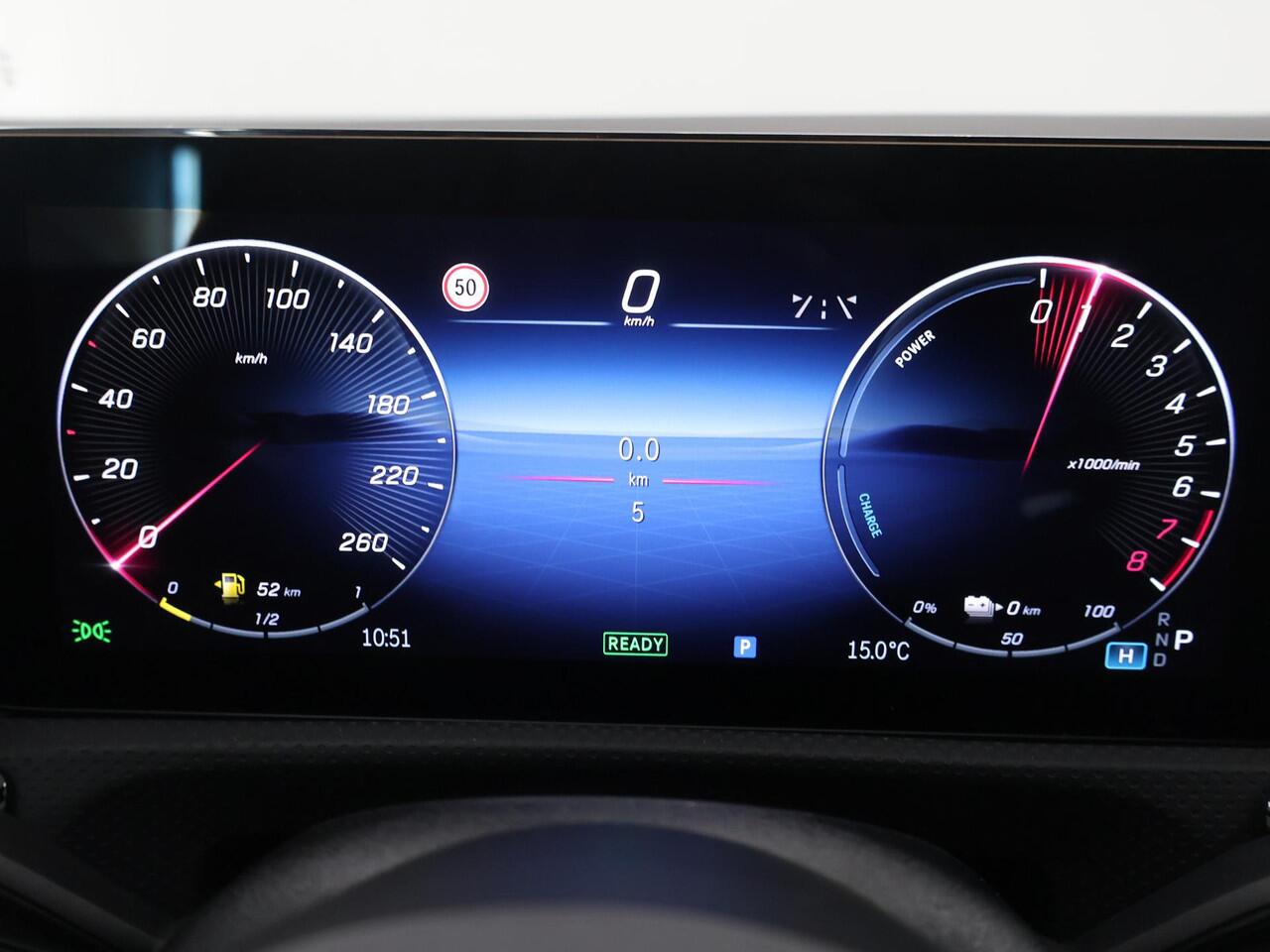 Mercedes-Benz A-KLASSE 250e Business Solution AMG | Panoramaschuifdak | Premium Plus | Head-up display | Dodehoekassistent |