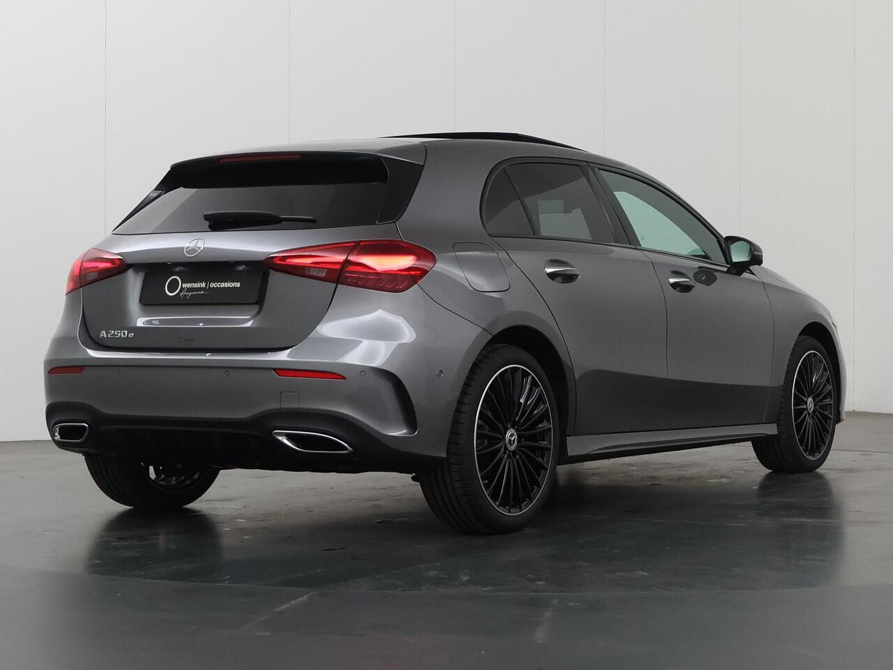 Mercedes-Benz A-KLASSE 250e Business Solution AMG | Panoramaschuifdak | Premium Plus | Head-up display | Dodehoekassistent |