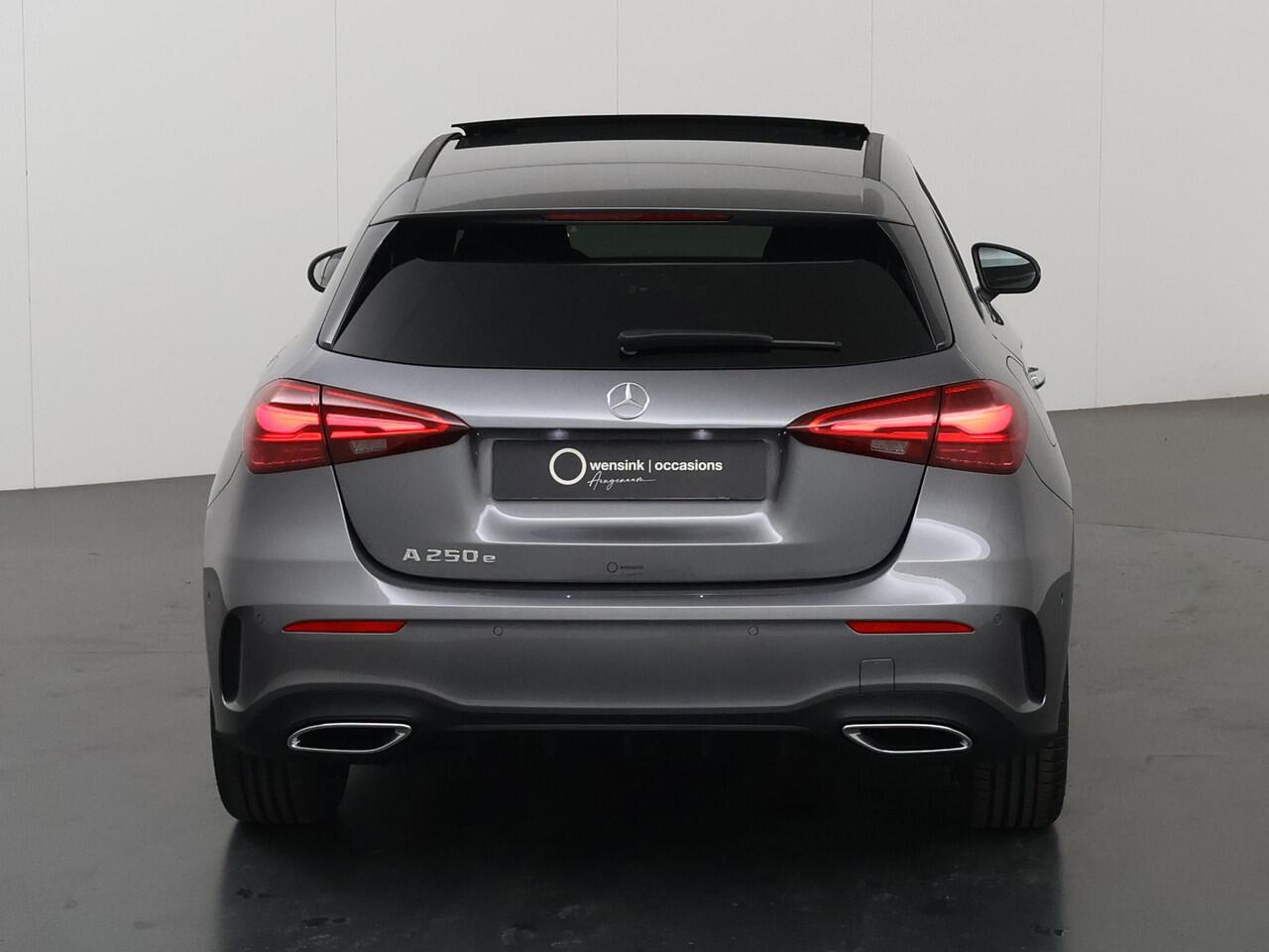 Mercedes-Benz A-KLASSE 250e Business Solution AMG | Panoramaschuifdak | Premium Plus | Head-up display | Dodehoekassistent |