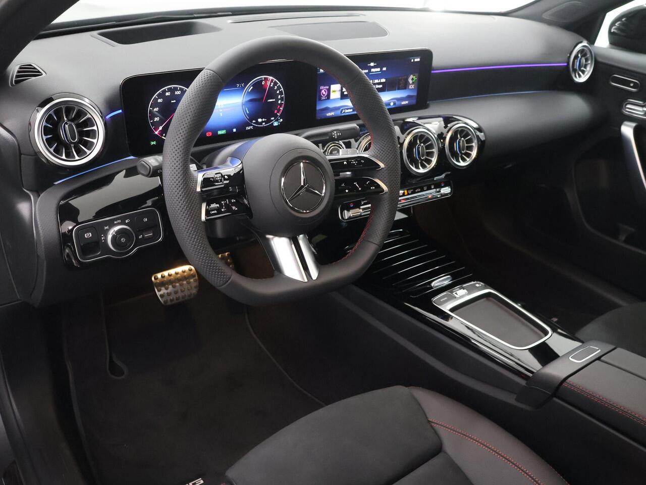 Mercedes-Benz A-KLASSE 250e Business Solution AMG | Panoramaschuifdak | Premium Plus | Head-up display | Dodehoekassistent |