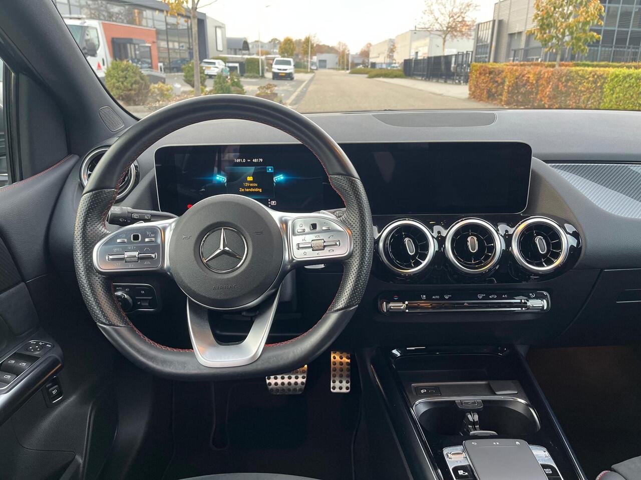 Mercedes-Benz B-KLASSE 200 Business Solution AMG | 360° Camera | Trekhaak | Adaptive Cruise Control | Elektrische achterklep | Alcantara/Leder | Elektrisch verstelbare stoelen