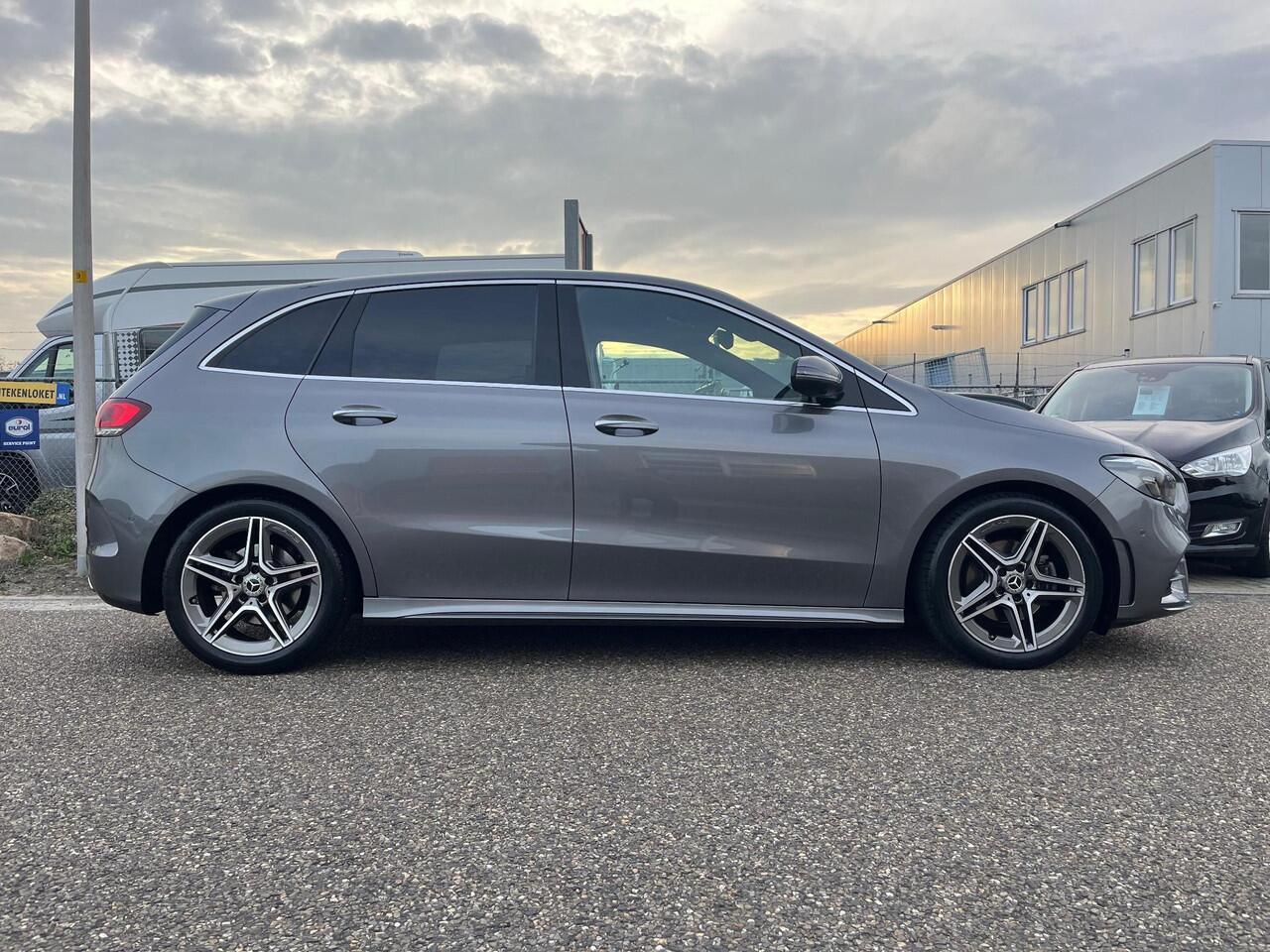 Mercedes-Benz B-KLASSE 200 Business Solution AMG | 360° Camera | Trekhaak | Adaptive Cruise Control | Elektrische achterklep | Alcantara/Leder | Elektrisch verstelbare stoelen