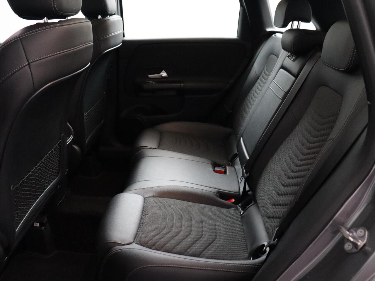 Mercedes-Benz B-KLASSE 180 Business Solution | Elektrisch Panoramadak | Trekhaak | Camera!