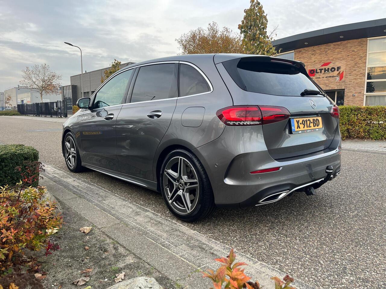 Mercedes-Benz B-KLASSE 200 Business Solution AMG | 360° Camera | Trekhaak | Adaptive Cruise Control | Elektrische achterklep | Alcantara/Leder | Elektrisch verstelbare stoelen