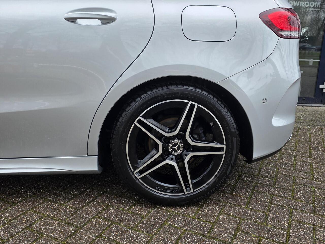 Mercedes-Benz B-KLASSE 180 Business Solution AMG AUTOMAAT | Navigatie | Parkeersensoren + Camera | Cruise Control | Licht metalen velgen | Climate Control