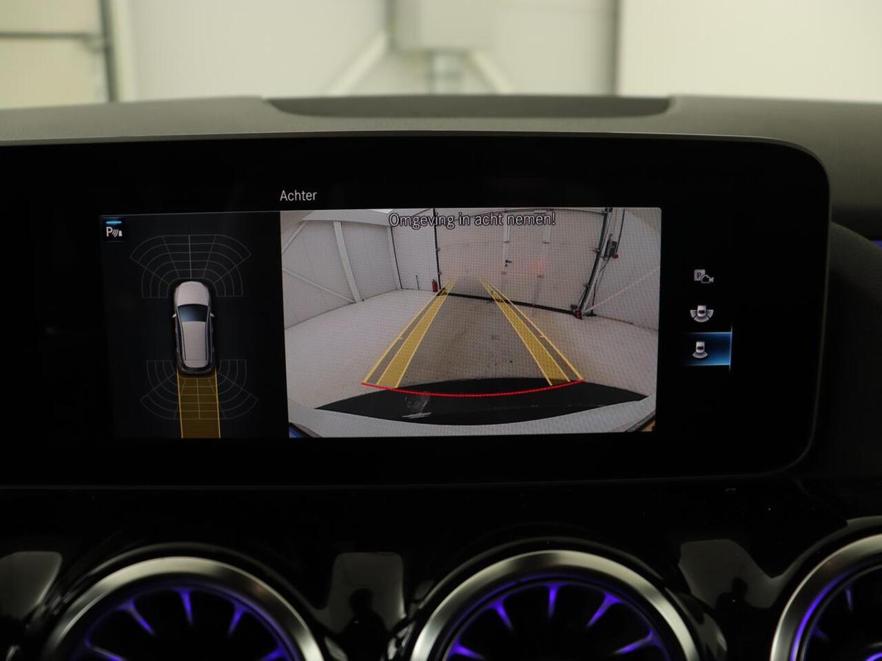 Mercedes-Benz B-KLASSE 200 Business Solution AMG | Half Leder/Alcantara | Stoelverwarming | Sfeerverlichting | Camera | Navigatie