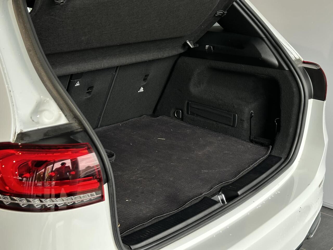 Mercedes-Benz B-KLASSE 180 Business Solution AMG | NAVIGATIE | PANORAMADAK | PARKEERSENSOREN RONDOM | ACHTERUITRIJCAMERA | STOELVERWARMING | STOELGEHEUGEN