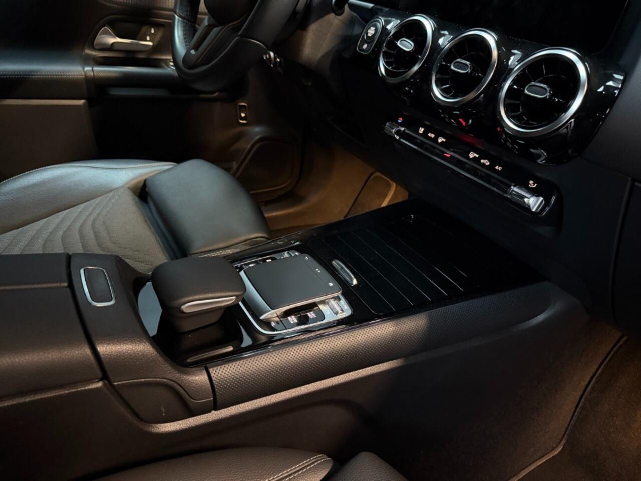 Mercedes-Benz B-KLASSE 180 Star Edition Luxury Line 17 inch trekhaak camera