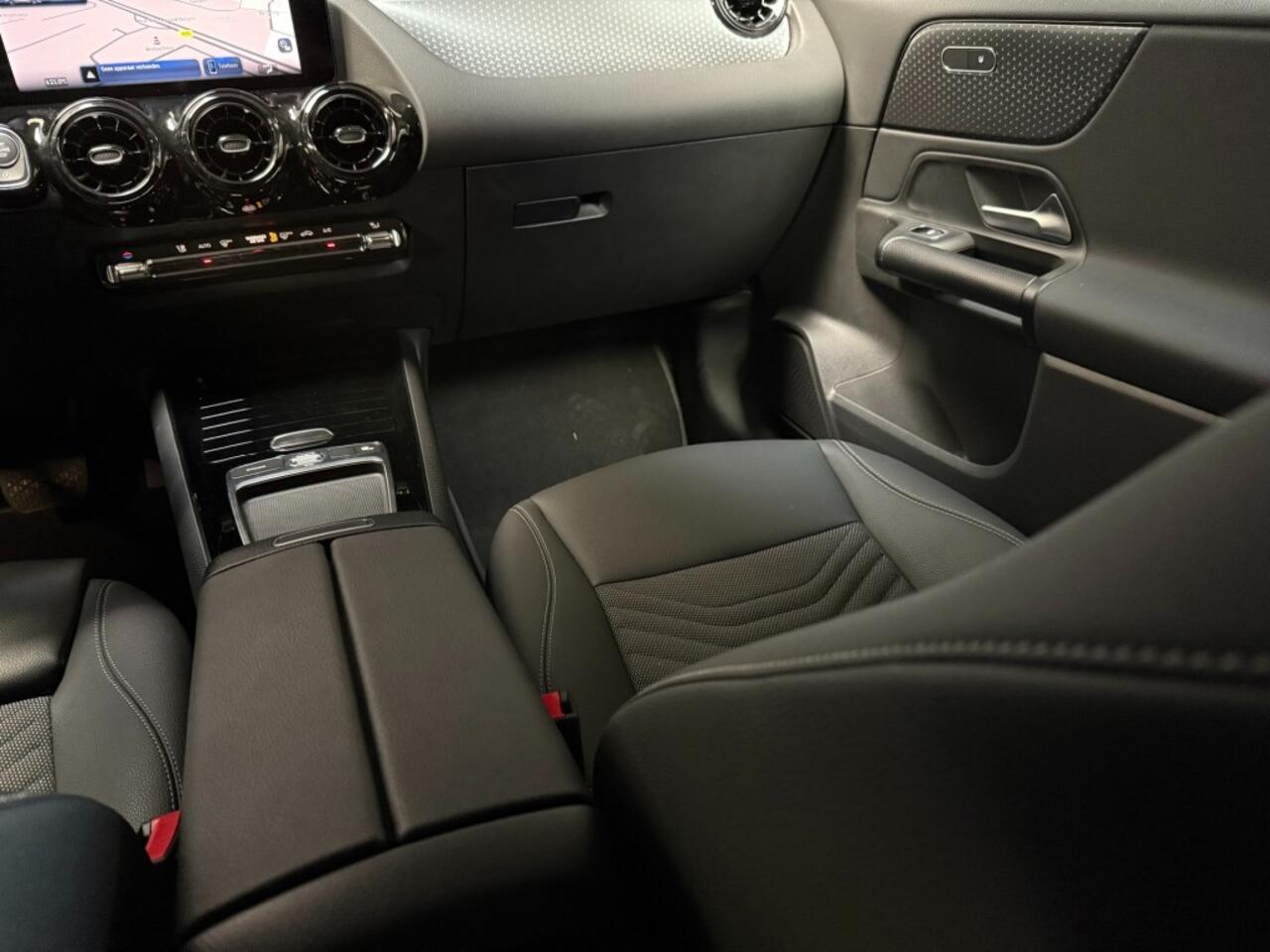 Mercedes-Benz B-KLASSE 180 Star Edition Luxury Line 17 inch trekhaak camera