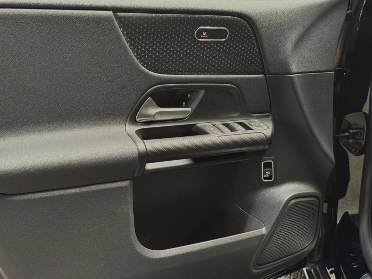 Mercedes-Benz B-KLASSE 180 Star Edition Luxury Line 17 inch trekhaak camera