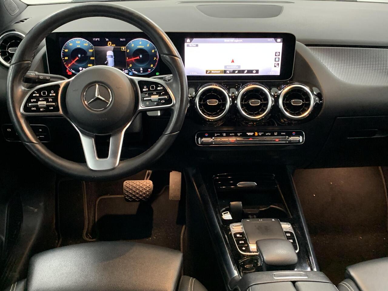 Mercedes-Benz B-KLASSE 180 Premium TREKHAAK | ACHTERUITRIJCAMERA | PARKEERSENSOREN VOOR-EN ACHTER | 18" LICHTMETALEN VELGEN