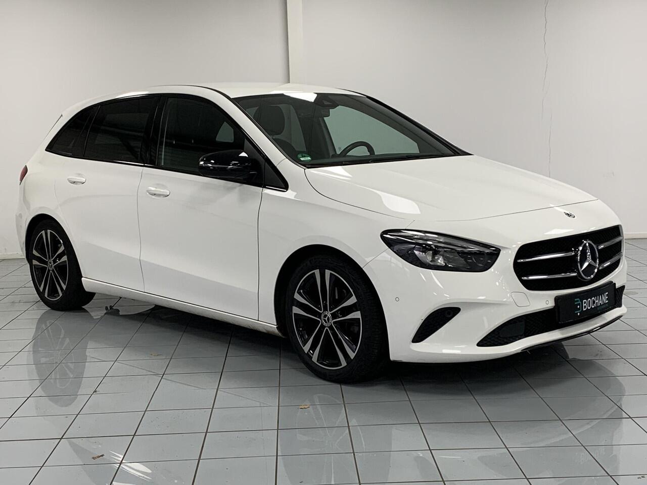 Mercedes-Benz B-KLASSE 180 Premium TREKHAAK | ACHTERUITRIJCAMERA | PARKEERSENSOREN VOOR-EN ACHTER | 18" LICHTMETALEN VELGEN